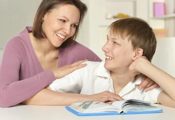 母亲带着她的儿子做作业 — 图库照片