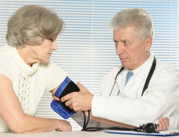 Elderly woman came to the doctor — Stock Photo, Image