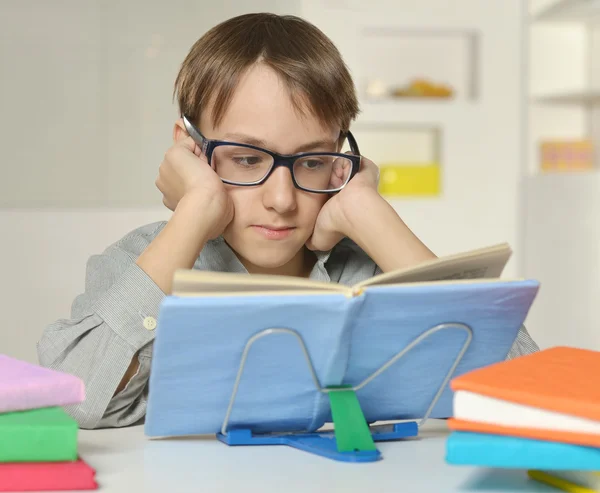 Fiatal fiú csinál házi feladatot — Stock Fotó