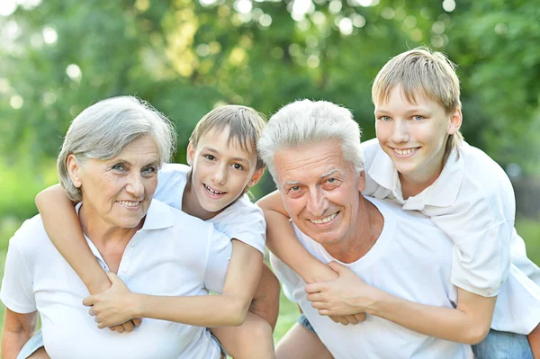 Barn med mor-och farföräldrar — Stockfoto