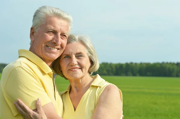 Seniorpar i felten – stockfoto