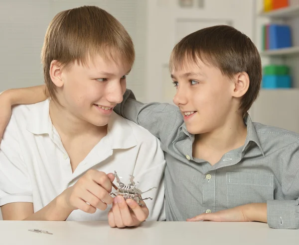 Två pojkar spelar med konstruktören — Stockfoto