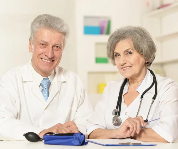 Doctor pareja trabajando en la mesa — Foto de Stock