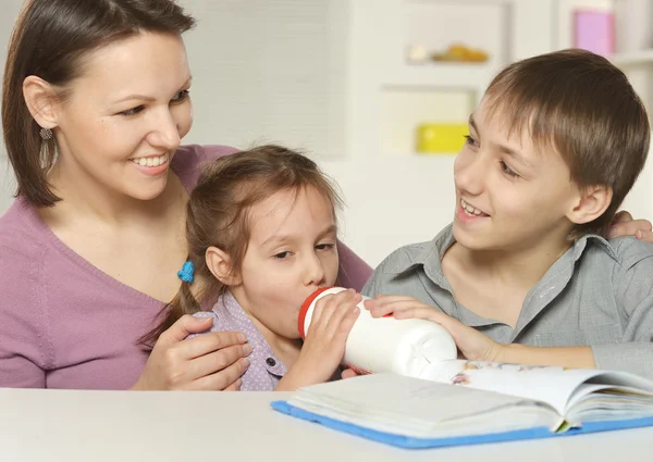 Mamá con sus hijos — Foto de Stock