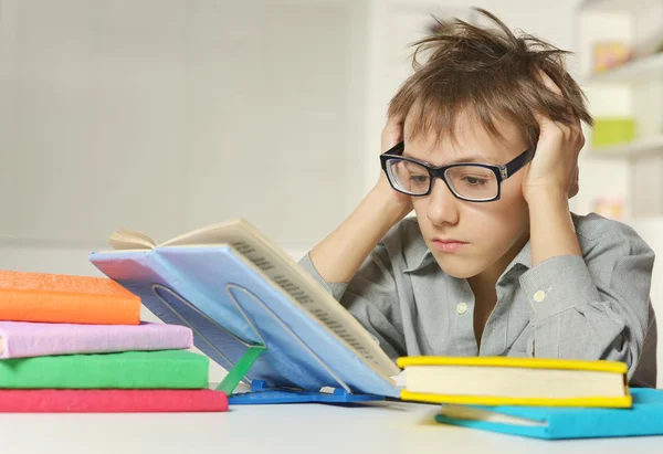 Giovane ragazzo che fa i compiti — Foto Stock