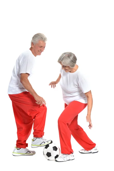 Couple âgé jouant au football — Photo