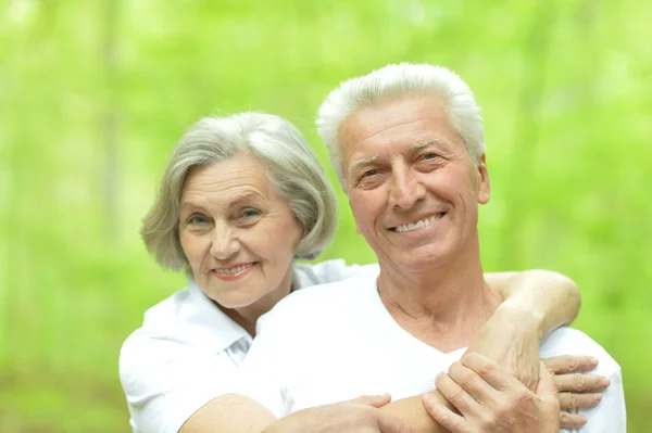 Oud koppel in park — Stockfoto