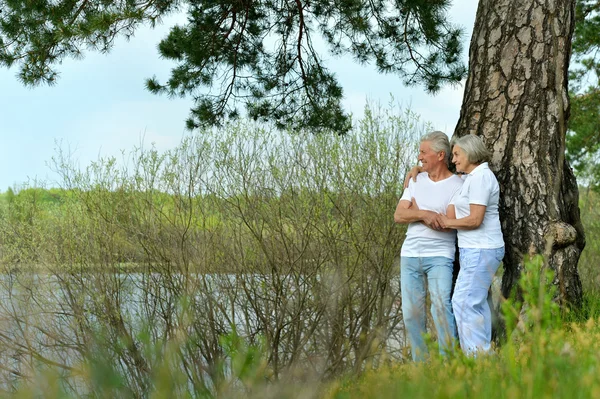 Ouder echtpaar in de natuur — Stockfoto