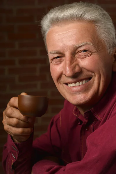 Äldre man med kopp kaffe — Stockfoto