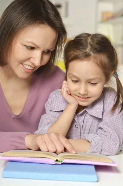 Mamma legge con la figlioletta — Foto Stock