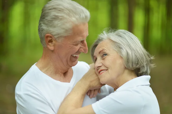 Pareja mayor en el parque — Foto de Stock