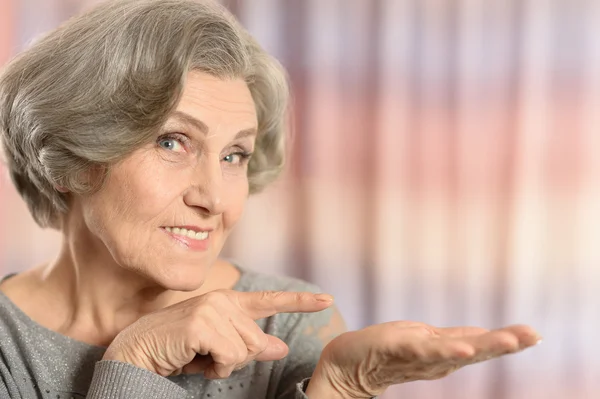 Elderly woman pointing — Stock Photo, Image