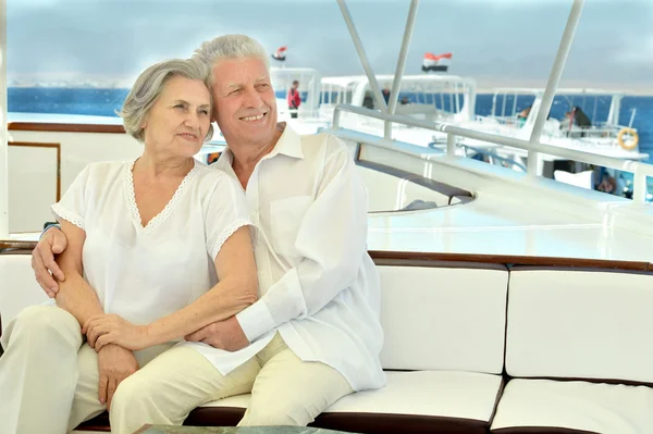 Старшая пара катается на лодке — стоковое фото
