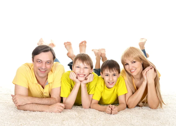 Familie van vier liegen — Stockfoto