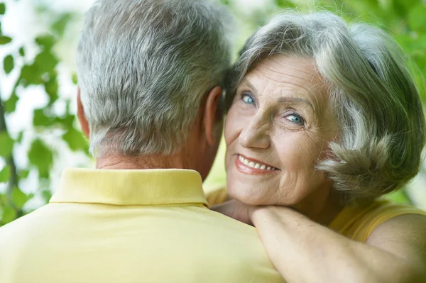 Oud koppel in park — Stockfoto