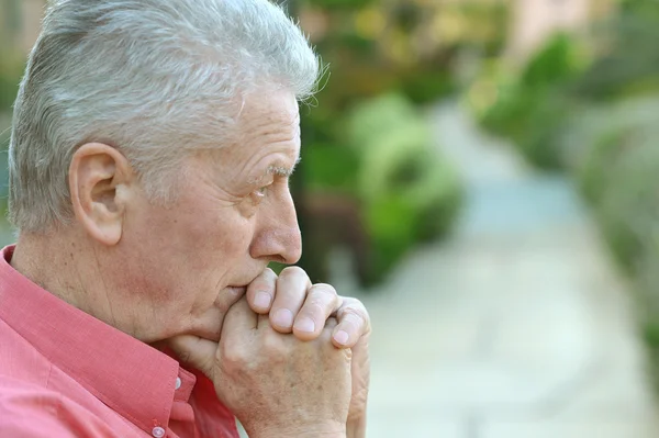 Thinking  man at the resort — Stock Photo, Image