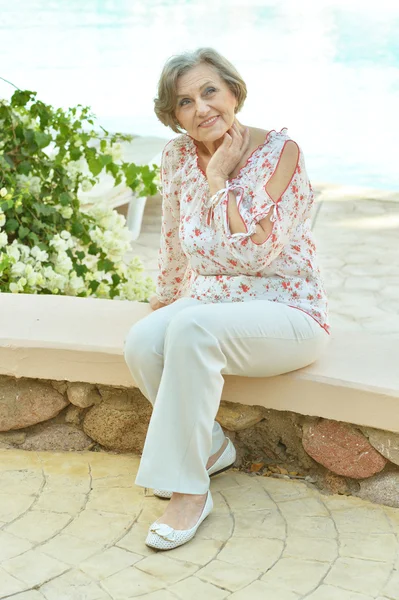 Seniorin im Resort — Stockfoto