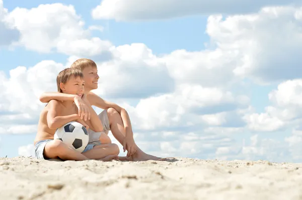 Glückliche Jungen, die draußen sitzen — Stockfoto