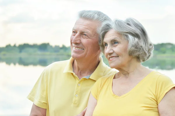 Ouder echtpaar in de natuur — Stockfoto