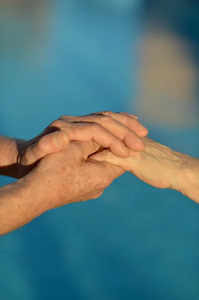 Hände zusammengehalten — Stockfoto