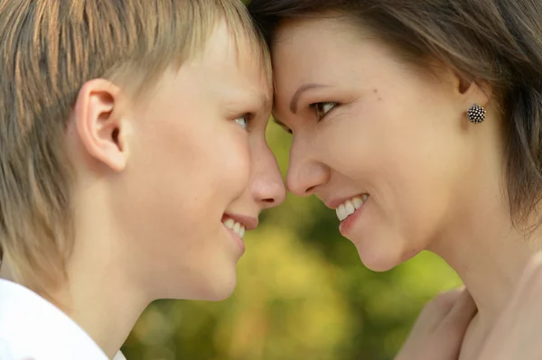 Felice madre con suo figlio — Foto Stock