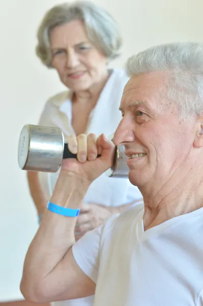 Couple âgé dans une salle de gym — Photo