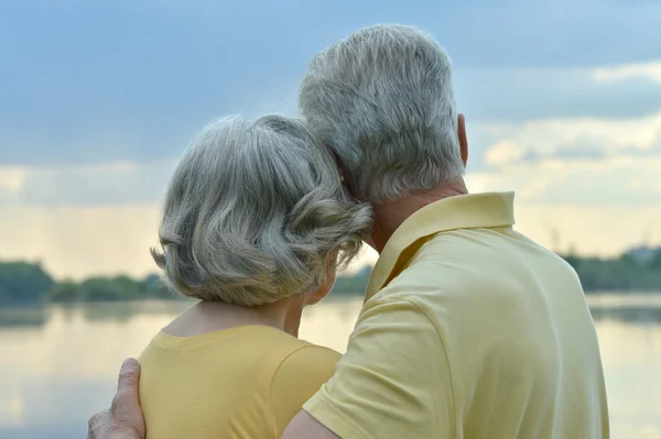 Äldre par i naturen — Stockfoto