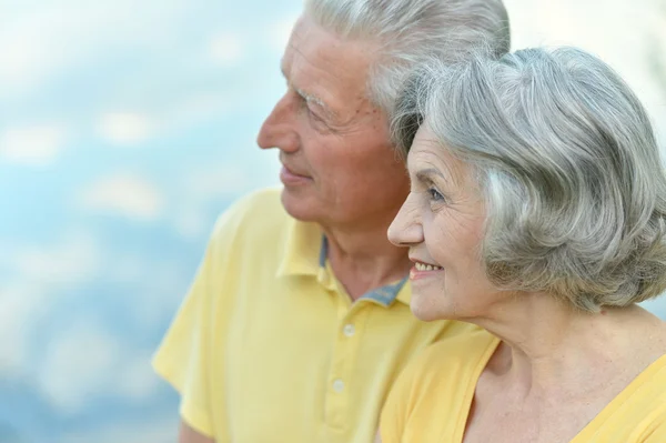 A háttérégbolt boldog idősebb pár — Stock Fotó