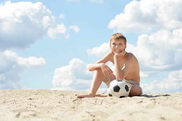 Menino com bola de futebol — Fotografia de Stock