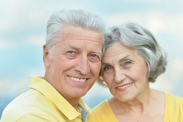 Feliz pareja de ancianos en un fondo de cielo —  Fotos de Stock