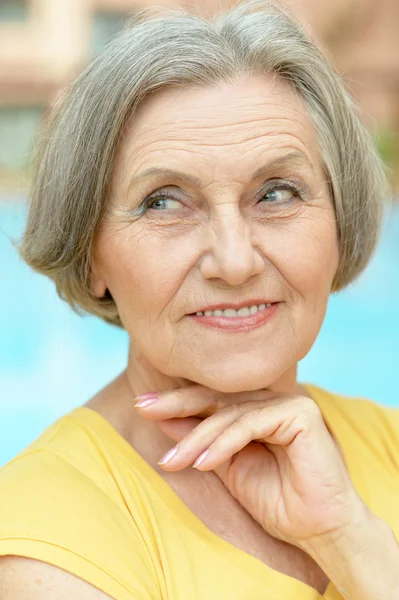 Dromen senior vrouw in het resort — Stockfoto