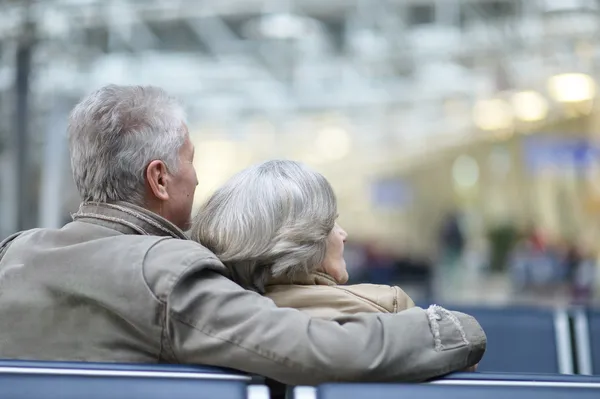 Senior couple at airport — Stock Photo, Image