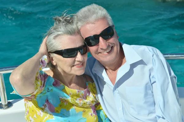 Casal sênior ter passeio de barco — Fotografia de Stock