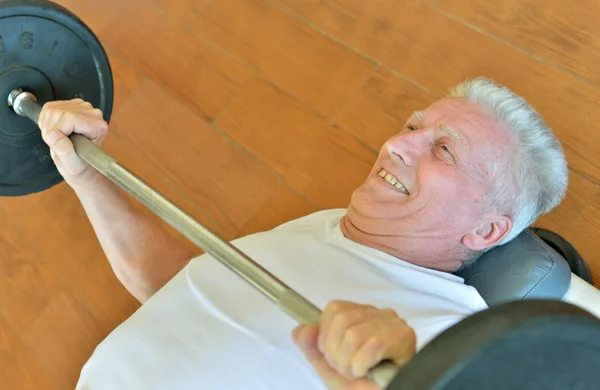 Пожилой человек в спортзале — стоковое фото