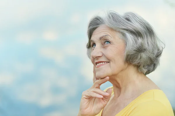 空の背景に年配の女性 — ストック写真