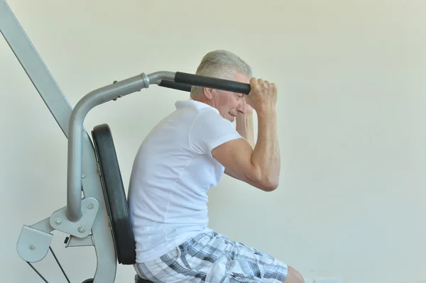 Homme âgé dans une salle de gym — Photo