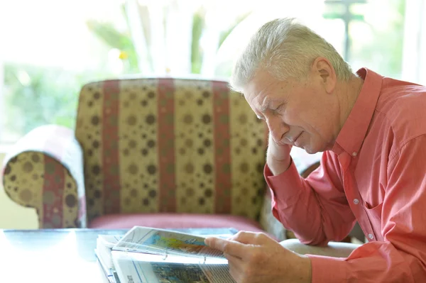 Oude man leest boek — Stockfoto