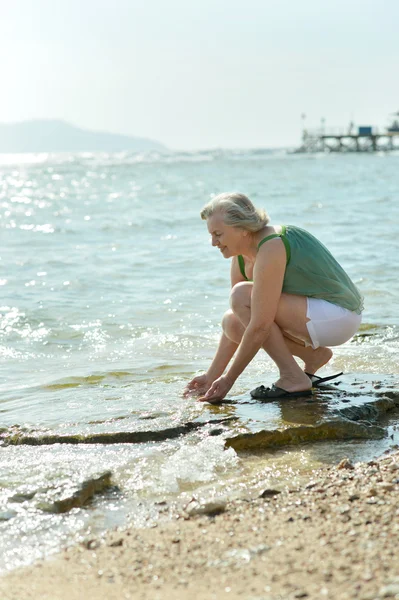 Donna anziana al resort — Foto Stock