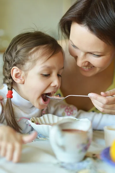 Anne ve kızı çorba yemek — Stok fotoğraf