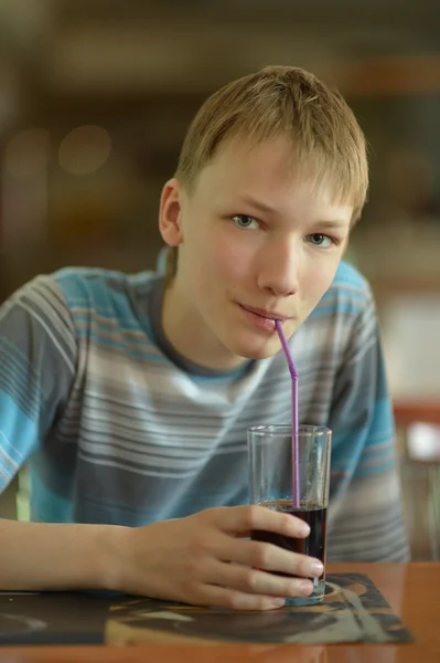 Un jeune garçon boit de la coke — Photo