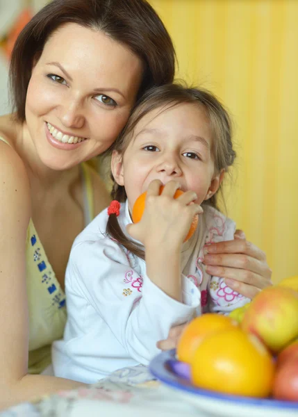 Mother and daughter eating fruits — Stock Photo, Image