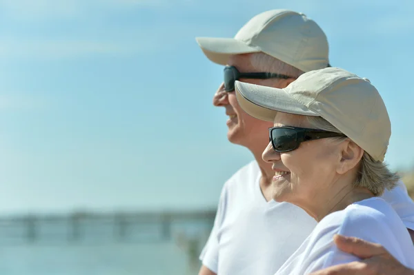 Äldre par på havet i solglasögon — Stockfoto