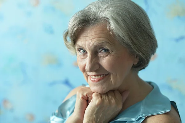 面带微笑的老年妇女的画像 — 图库照片