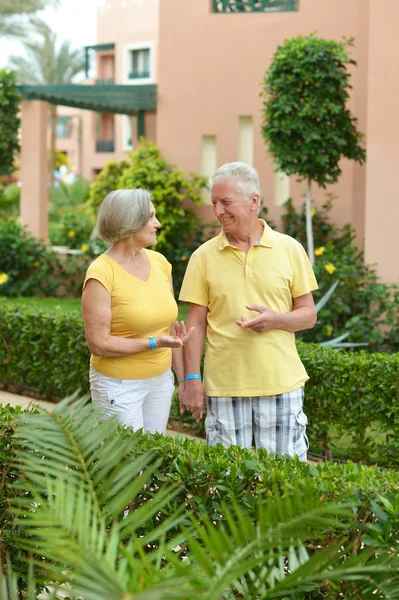 Senior koppel in het resort — Stockfoto