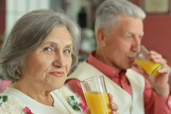 Senioren in café — Stockfoto