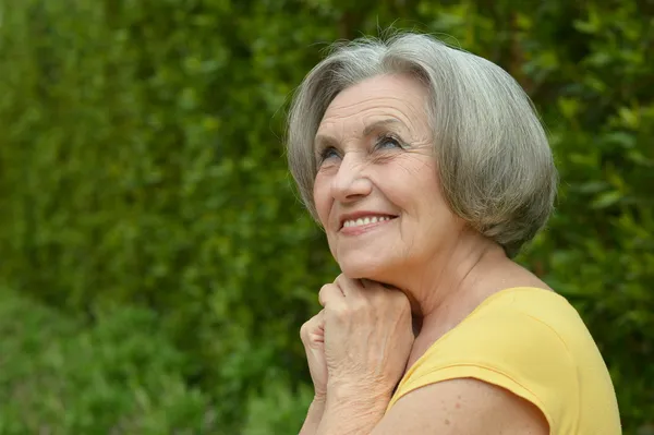 Seniorin über die Natur — Stockfoto