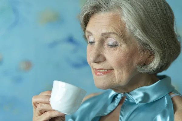 Starší žena s cup — Stock fotografie