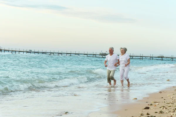 Bonita pareja de ancianos en el resort — Foto de Stock