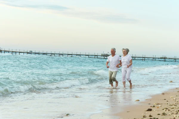 Casal velho agradável no resort — Fotografia de Stock