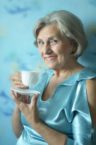 カップと年配の女性 — ストック写真